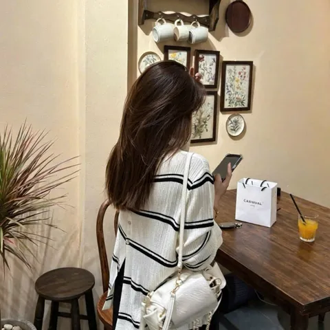 Áo len mongtoghi cổ tròn dài tay kẻ ngang khuy lưng dành cho nữ