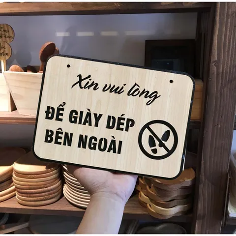 Bảng gỗ vui lòng để giày dép bên ngoài