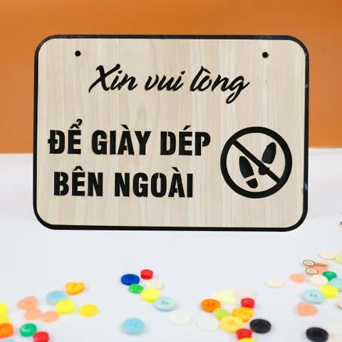 Bảng gỗ vui lòng để giày dép bên ngoài