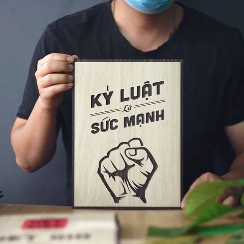 Tranh gỗ 3D cắt lớp – Kỷ luật là sức mạnh “Kỷ luật là sức mạnh” là một tuyên ngôn đơn giản nhưng mạnh mẽ, dành cho những