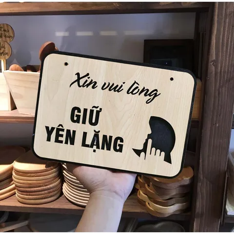 Bảng gỗ xin vui lòng giữ im lặng