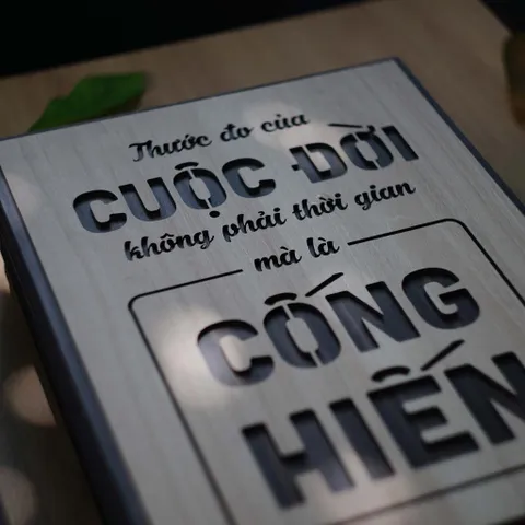 Tranh gỗ 3D cắt lớp – Thước đo cuộc đời không phải thời gian mà là cống hiến  “Thước đo cuộc đời không phải thời gian mà