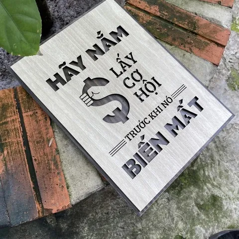 Tranh gỗ 3D cắt lớp – Hãy nắm lấy cơ hội trước khi nó biến mất,là lời nhắc nhở mạnh mẽ về sự chủ động và quyết đoán