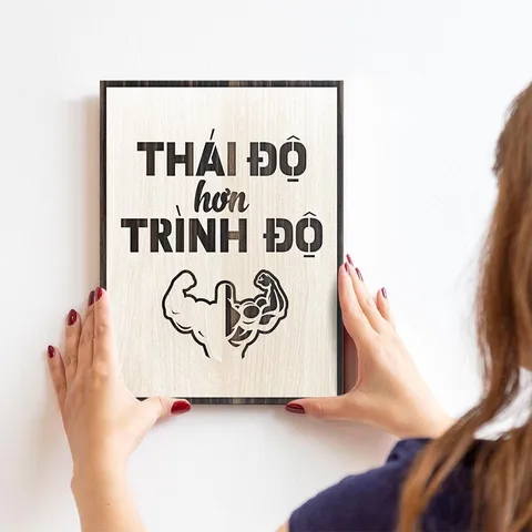 Tranh gỗ 3D cắt lớp – Thái độ hơn trình độ  “Thái độ hơn trình độ” là thông điệp thẳng thắn, súc tích nhưng cực kỳ sâu