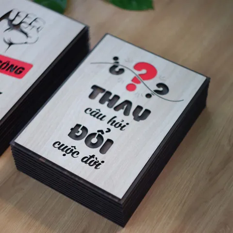 Tranh gỗ 3D cắt lớp – Thay câu hỏi – Đổi cuộc đời  “Thay câu hỏi – Đổi cuộc đời” là một tuyên ngôn sâu sắc dành cho