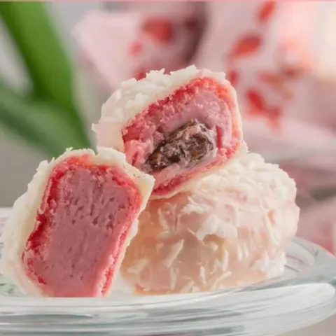 Kẹo Chocolate phủ dừa nhân cherry Nga hộp 150g Adelle Akkond  nhập khẩu thơm ngon
