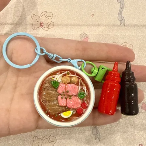 Móc khoá Phở bò đính kèm charm Tương ớt và Tương đen - Vietnamese Food