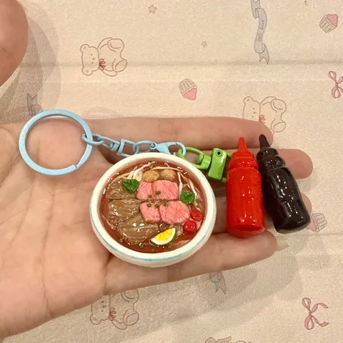 Móc khoá Phở bò đính kèm charm Tương ớt và Tương đen - Vietnamese Food