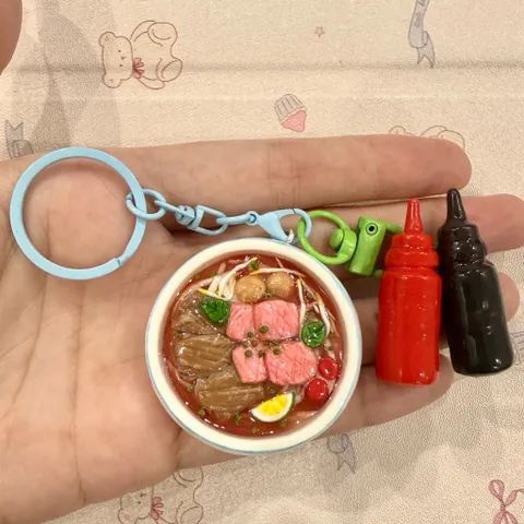 Móc khoá Phở bò đính kèm charm Tương ớt và Tương đen - Vietnamese Food