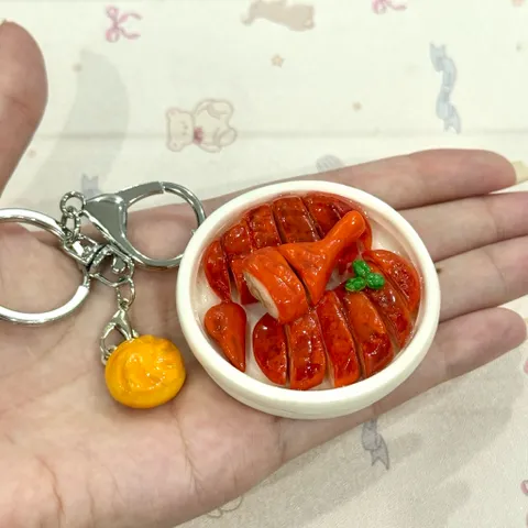 Móc khoá món Vịt quay đính kèm charm Bánh bao chiên