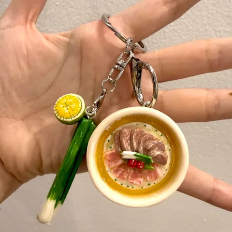 Móc khoá món Phở bò đính kèm charm Hành hoa và Chanh - món ăn Việt Nam