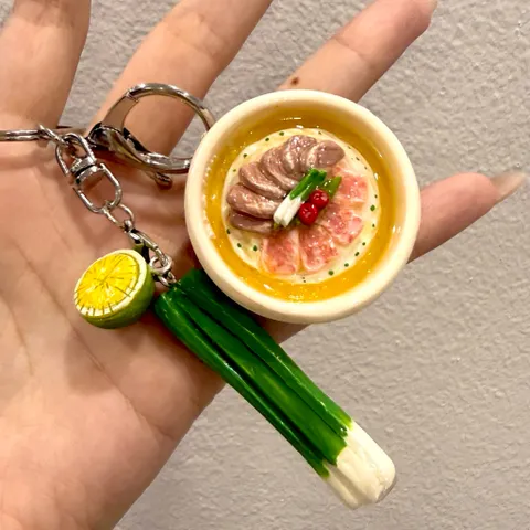 Móc khoá món Phở bò đính kèm charm Hành hoa và Chanh - món ăn Việt Nam
