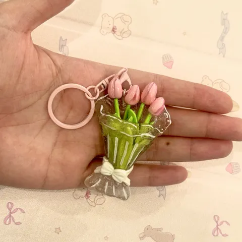 Móc khoa Bó hoa Tulip trong suốt phong cách aesthetic