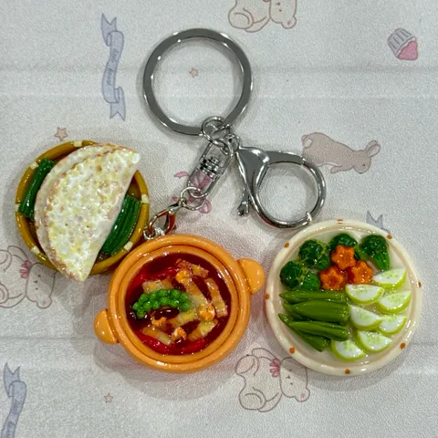 Móc khoá món Cơm cháy kho quẹt và rau củ luộc - món ăn Việt Nam