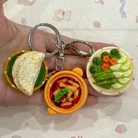 Móc khoá món Cơm cháy kho quẹt và rau củ luộc - món ăn Việt Nam