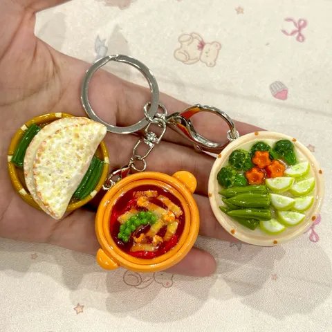 Móc khoá món Cơm cháy kho quẹt và rau củ luộc - món ăn Việt Nam