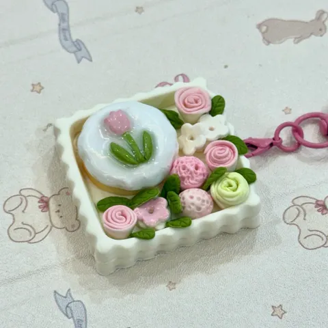 Móc khoá Bánh kem và hoa gift box