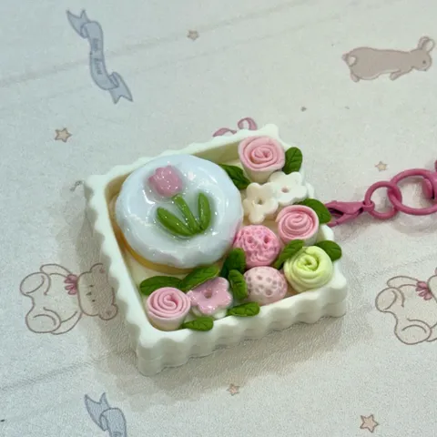 Móc khoá Bánh kem và hoa gift box