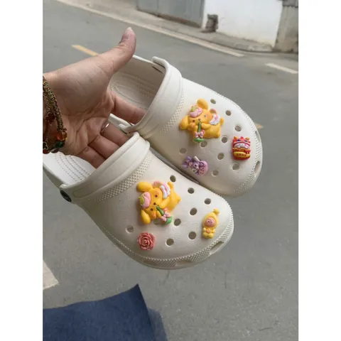 (Tặng Kèm Sét Charm Ngẫu Nhiên Xinh) Dép Sục Classic Đế Êm, Siêu Nhẹ, Chống Trượt Đế 3 Phân Thoải Mái Đi Chơi, Đi Mưa