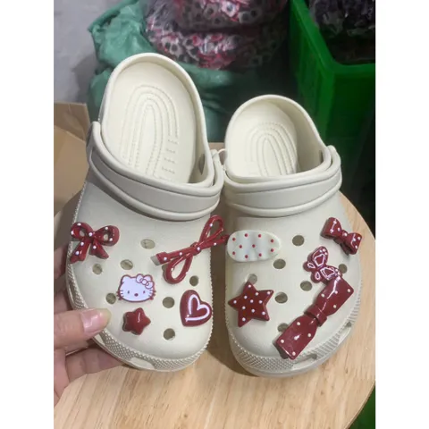 (Tặng Kèm Sét Charm Ngẫu Nhiên Xinh) Dép Sục Classic Đế Êm, Siêu Nhẹ, Chống Trượt Đế 3 Phân Thoải Mái Đi Chơi, Đi Mưa