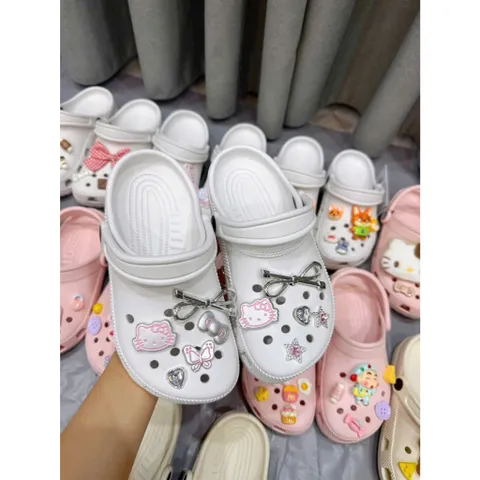 (Tặng Kèm Sét Charm Ngẫu Nhiên Xinh) Dép Sục Classic Đế Êm, Siêu Nhẹ, Chống Trượt Đế 3 Phân Thoải Mái Đi Chơi, Đi Mưa