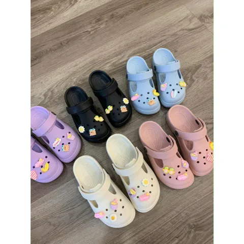 Dép sục xinh cho bé trai, bé gái, nguyên khối đế 3.5 cm chống trơn trượt kèm charm xinh cute