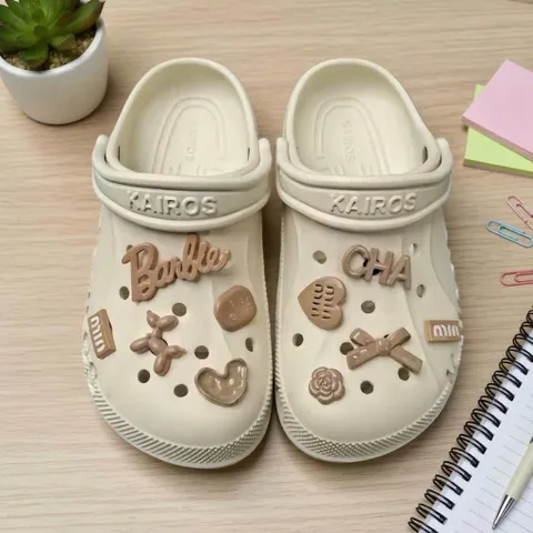 [Sẵn charm - Màu be] Dép sục đế cao 3 cm đi êm chân, thoải mái, chống thấm nước, kèm charm xinh