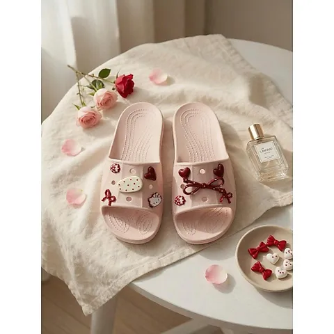 Màu hồng - Dép nữ quai ngang đi nhẹ êm chống trơn trượt kèm sét charm xinh xắn