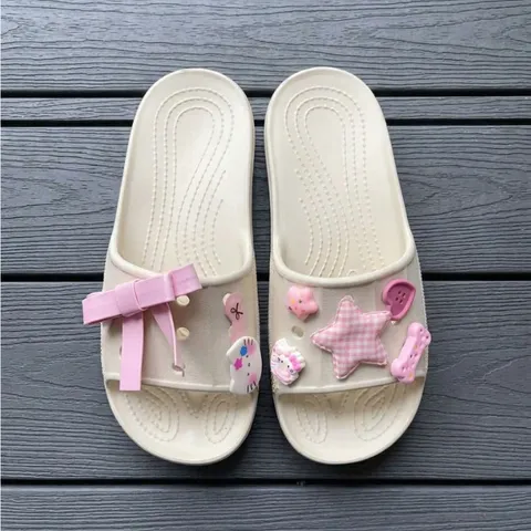 Màu be - Dép nữ quai ngang đi nhẹ êm chống trơn trượt kèm sét charm xinh xắn