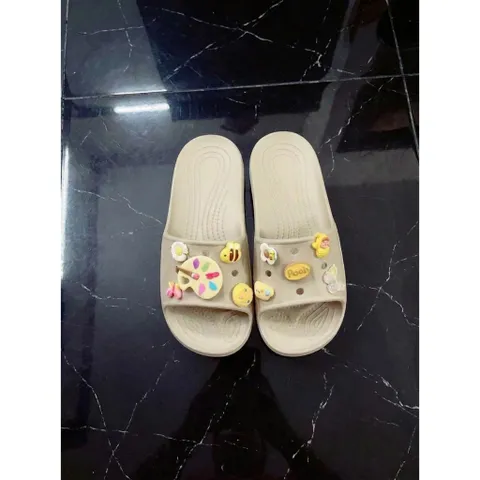 Màu nâu trà sữa - Dép nữ quai ngang đi nhẹ êm chống trơn trượt kèm sét charm xinh xắn