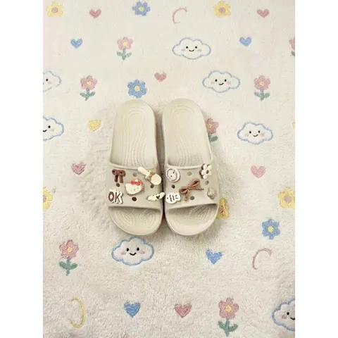 Màu nâu trà sữa - Dép nữ quai ngang đi nhẹ êm chống trơn trượt kèm sét charm xinh xắn