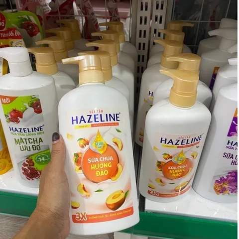 Sữa Tắm Dưỡng Trắng Da Hazeline sữa chua hương đào 670gr (Chai)