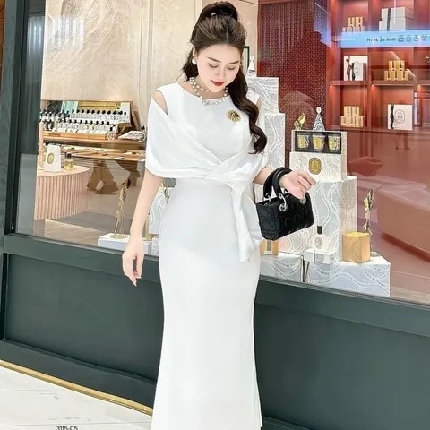 Váy dự tiệc đuôi cá tôn dáng kèm khăn lụa và tag đá sang chảnh