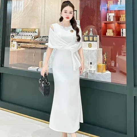 Váy dự tiệc đuôi cá tôn dáng kèm khăn lụa và tag đá sang chảnh