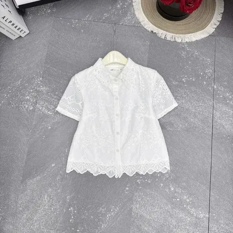 Áo sơ mi trắng tay ngắn với chi tiết ren mềm mại và cổ áo thanh lịch - May0915