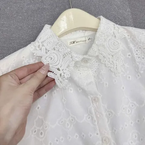 Áo sơ mi trắng tay ngắn với chi tiết ren mềm mại và cổ áo thanh lịch - May0915