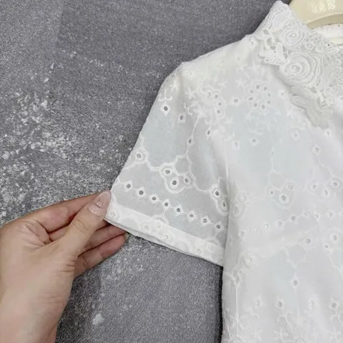 Áo sơ mi trắng tay ngắn với chi tiết ren mềm mại và cổ áo thanh lịch - May0915