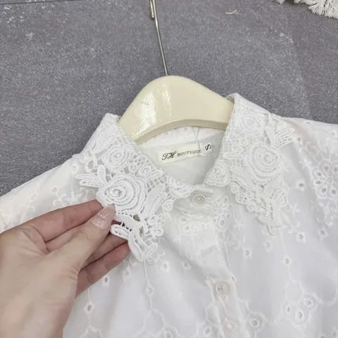Áo sơ mi trắng tay ngắn với chi tiết ren mềm mại và cổ áo thanh lịch - May0915