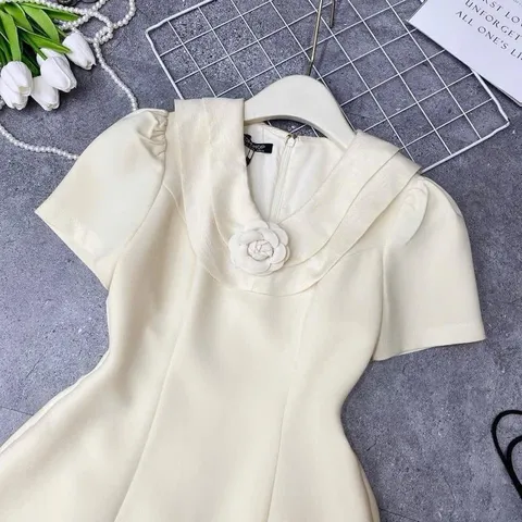 Váy cổ sen kèm tag hoa trà xinh xắn, form váy A dáng ngắn trẻ trung - May0915