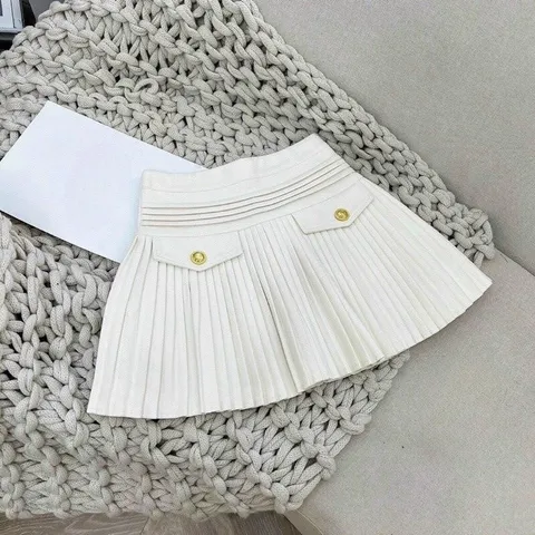 Chân váy xếp ly dáng ngắn siêu dễ mix đồ