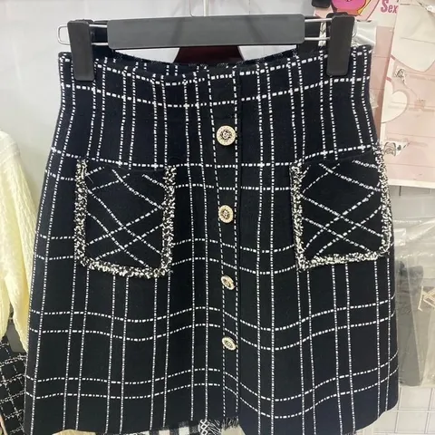 Chân váy len kẻ karo dáng ngắn