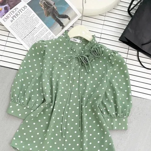 Áo sơ mi lụa hàn châu chấm bi cổ bèo đính hoa xinh - May0915
