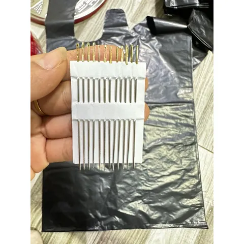 Vỉ 12 kim khâu quần áo - kim sỏ chỉ lỗ to dùng trong may vá dài 7cm