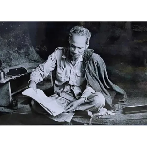 Khung Tranh BÁC HỒ (có khung) nhiều kích thước  có hoả tốc 3 CỠ