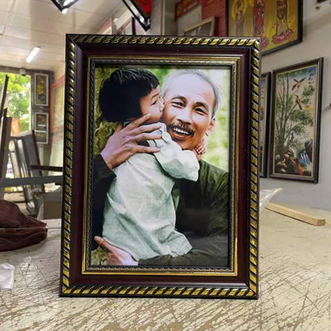 Khung Tranh BÁC HỒ , THIẾU NHI - có khung  có hoả tốc 3 CỠ