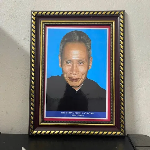 Khung Tranh Thủ Tướng - PHẠM VĂN ĐỒNG - có khung  có hoả tốc 3 CỠ