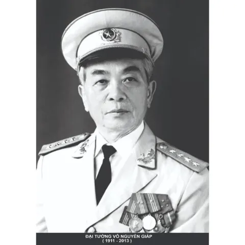 Khung Tranh ĐẠI TƯỚNG VÕ NGUYÊN GIÁP - có khung  có hoả tốc 3 CỠ