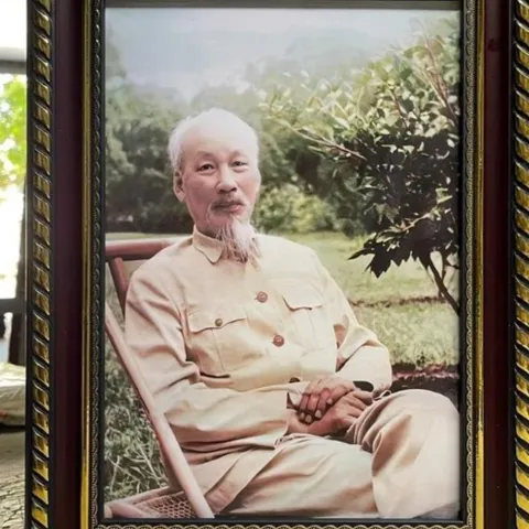 Tranh Bác Hồ ( có Khung ) , KT 19*25, 28*38, 38*48cm.  CÓ HOẢ TỐC