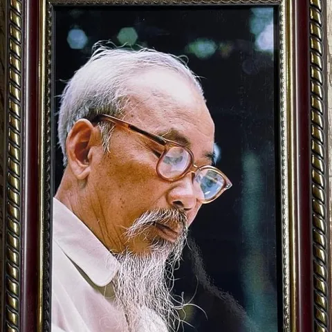 Tranh Bác Hồ ( có Khung ) , KT 19*25, 28*38, 38*48cm.  CÓ HOẢ TỐC