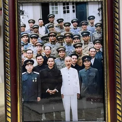 Tranh Bác Hồ ( có Khung ) , KT 19*25, 28*38, 38*48cm.  CÓ HOẢ TỐC